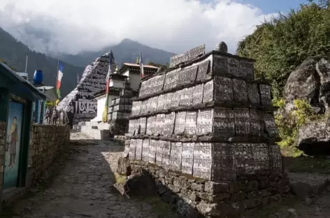 Pierres à Manis le long du chemin - Népal