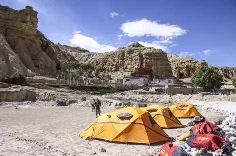 Camp dans la cour du Monastère de Jhong -Nepal