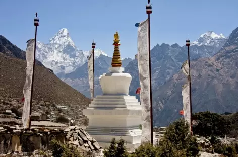 Stupa et Ama Dablam Népal