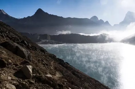 Le lac de Gokyo au lever du jour - Népal