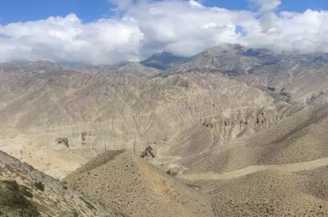 Col au-dessus de Samar, Mustang