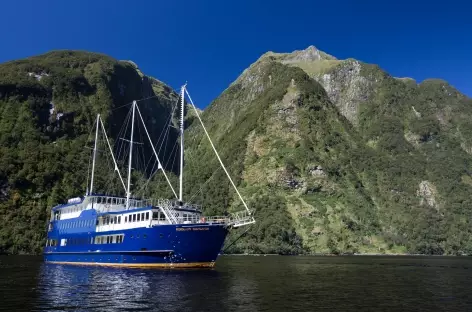 Notre bateau dans le somptueux fjord de Doubtful Sound - Nouvelle Zélande