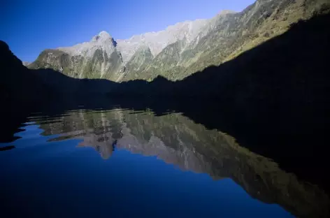 A l'aube dans le fjord Doubtful Sound - Nouvelle Zélande