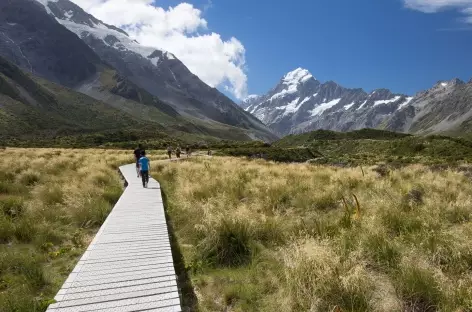 Marche dans la vallée de Hooker, en arrière plan le Mt Cook (3754 m)