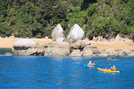 Le fameux Split Apple Rock, Parc national d'Abel Tasman - Nouvelle Zélande