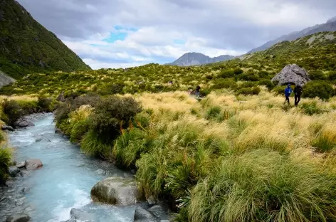 Marche dans la Hooker Valley, au pied du Mont Cook - Nouvelle Zélande