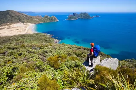 Randonneuse_parc national de Rakiura_île Stewart_Nouvelle-Zélande - 