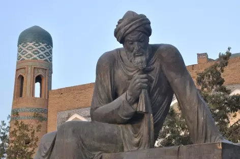 Khiva, statue de Al-Khawarizmi, célèbre mathématicien et astrologue - Ouzbékistan