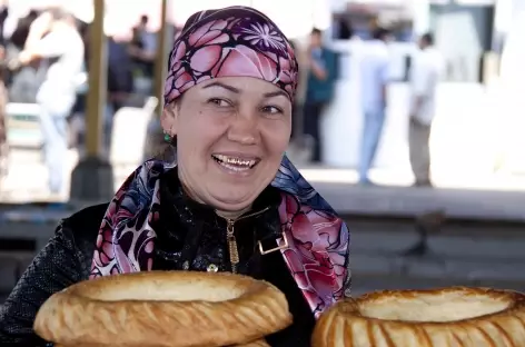 La marchande de pain, marché de Samarcande - Ouzbékistan