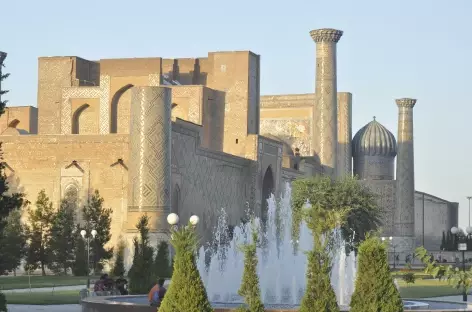 La place du Reghistan à Samarcande, vue depuis le parc - Ouzbékistan - 