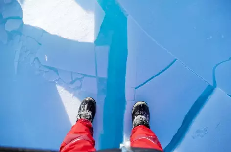 Marche délicate sur la glace du Baïkal