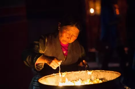 Offrande de beurre au monastère de Tandruk - Tibet