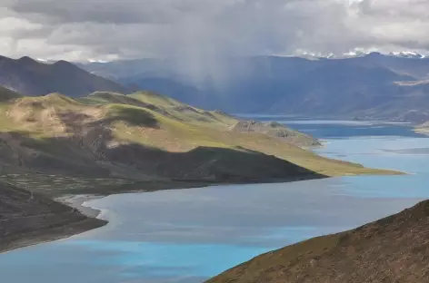 Un grain se prépare sur le lac Yamdrok - Tibet