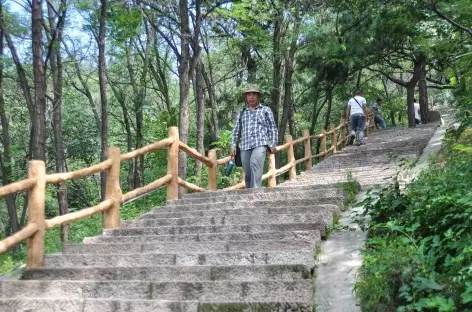 Un escalier mène en un quart d'heure sur la Grande Muraille - Chine