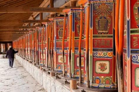 Mur de moulins à prières à Labrang - Amdo, Chine