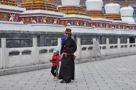 Tibétaine effectuant une kora au Kumbum de Xining, Chine