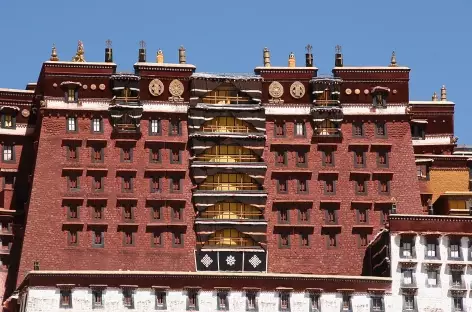 Détail de la façade colossale du Potala, vue sur le Palais rouge - Lhassa, Tibet