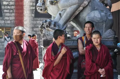 Jeunes nonnes en visite à Sakya - Tibet