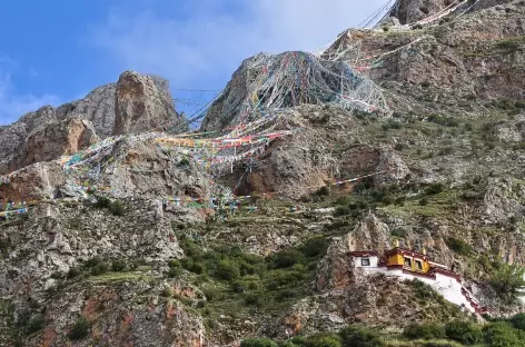 Les échevaux de drapeaux à prières à Drak Yerpa - Tibet