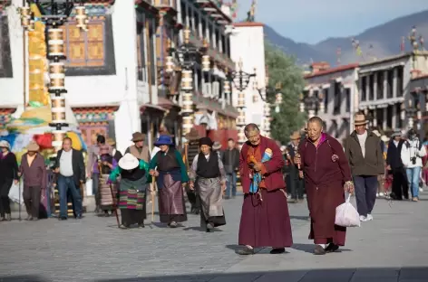 Pélerins sur le Barkhor à Lhassa, Tibet