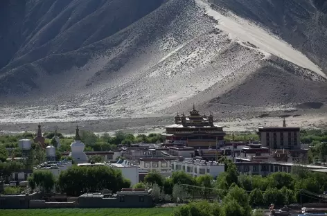 Vue depuis les hauteurs sur l'ensemble monastique de Samyé - Tibet