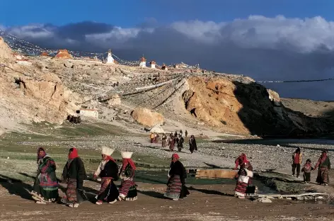 Pèlerins à Tirthapuri, Tibet
