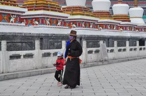 Tibétaine effectuant une kora au Kumbum de Xining, Chine 