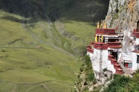 Le monastère de Drak Yerpa, en nid d'aigle