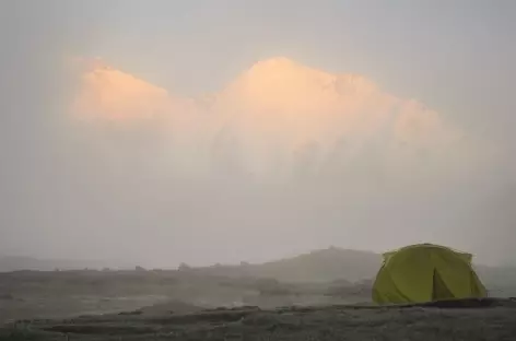 L'humidité nocturne se lève, découvrant les sommets - Tibet