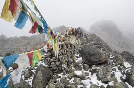 Passage de col, marqué de nombreux drapeaux à prières - Tibet