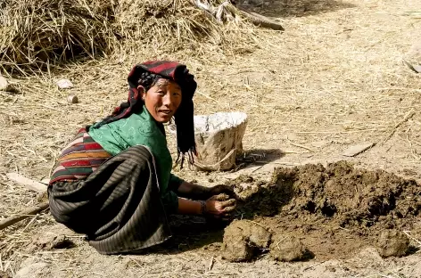 Préparation du torchi avec les bouses - Tibet