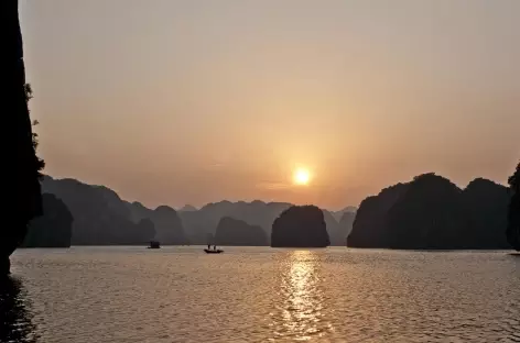 Coucher de soleil dans la baie d'Halong