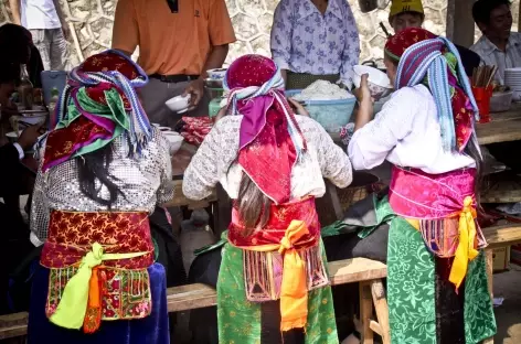 Beauté des costumes sur le marché de Méo Vac