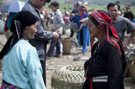 Marché de Méo Vac (990 m). Visite > Dong Van. Route > Nam Dan