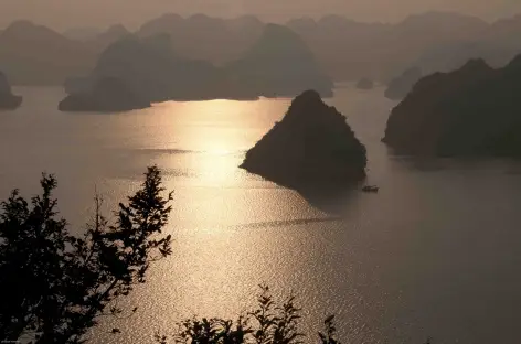Coucher de soleil sur la baie d'Halong - Vietnam