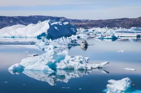 Icebergs dans le fjord d'Ikasartivaq - Groenland