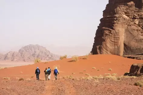Marche dans le désert du Wadi Rum - Jordanie - 