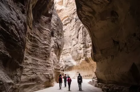 Marche dans le Siq à Pétra - Jordanie
