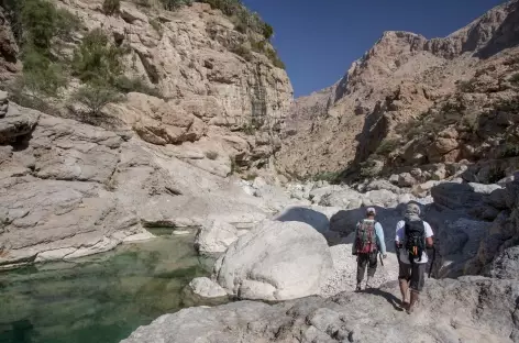 Marche dans le wadi Tiwi - Oman