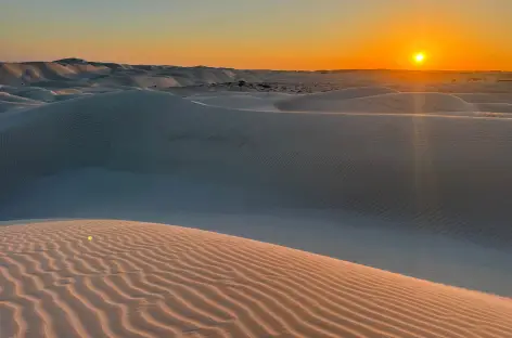 Coucher de soleil dans le désert Blanc (Sugar Dunes) - Oman