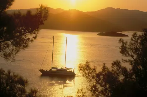 Coucher de soleil vers l'île de Yassicalar - Turquie