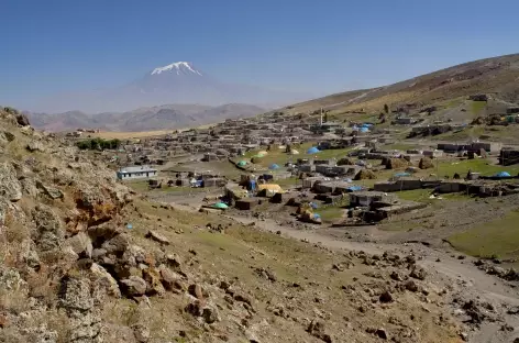 Sur la route entre Dogubeyazit et Van, au fond le Mont Ararat - Turquie