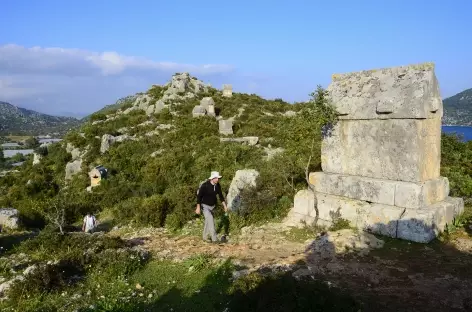En arrivant sur les sarcophages lyciens de Simena, Lycie - Turquie