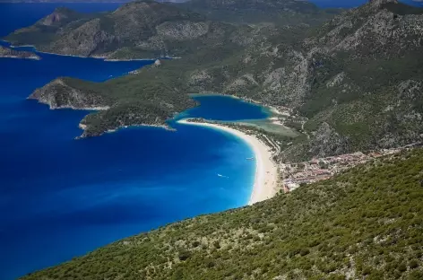 Descente vers la superbe lagune d'Ölüdeniz, Lycie - Turquie