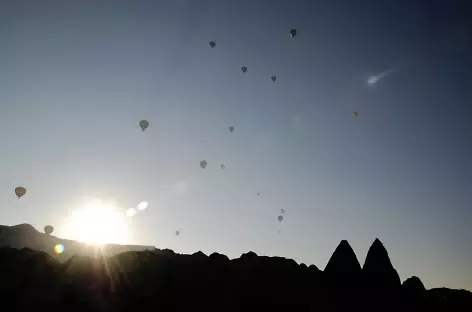 Montgolfières en Cappadoce au lever du soleil - Turquie - 