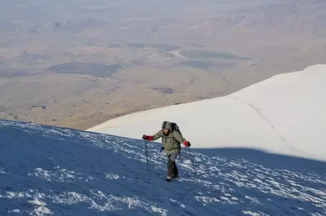 Montée finale sur les pentes neigeuses du Mont Ararat (5137 m) - Turquie