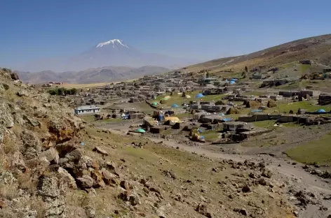Sur la route entre Dogubeyazit et Van, au fond le Mont Ararat - Turquie