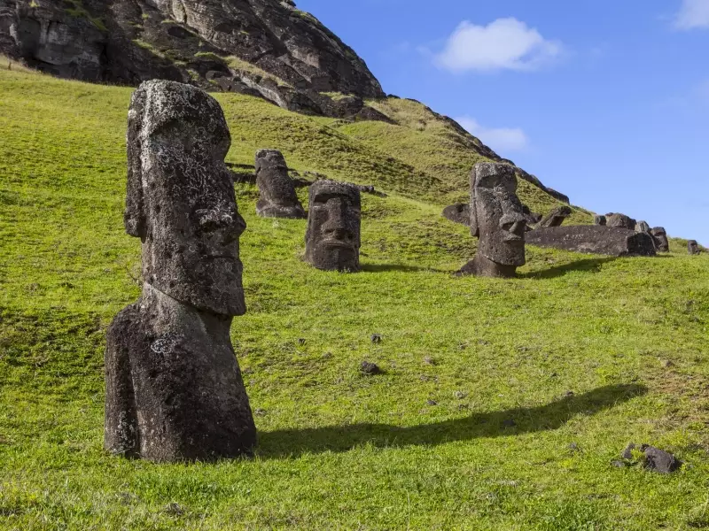 Ile de Pâques, carrière Rano Raraku - Chili, &copy; Christian Leroy - TIRAWA 