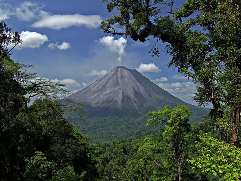 Volcan Arenal fumant - Costa Rica, &copy; Christophe Marybrasse 