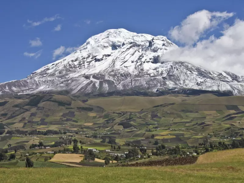 Paysage de campagne sur fond de Chimborazo - Equateur, &copy; Julien Freidel - TIRAWA 